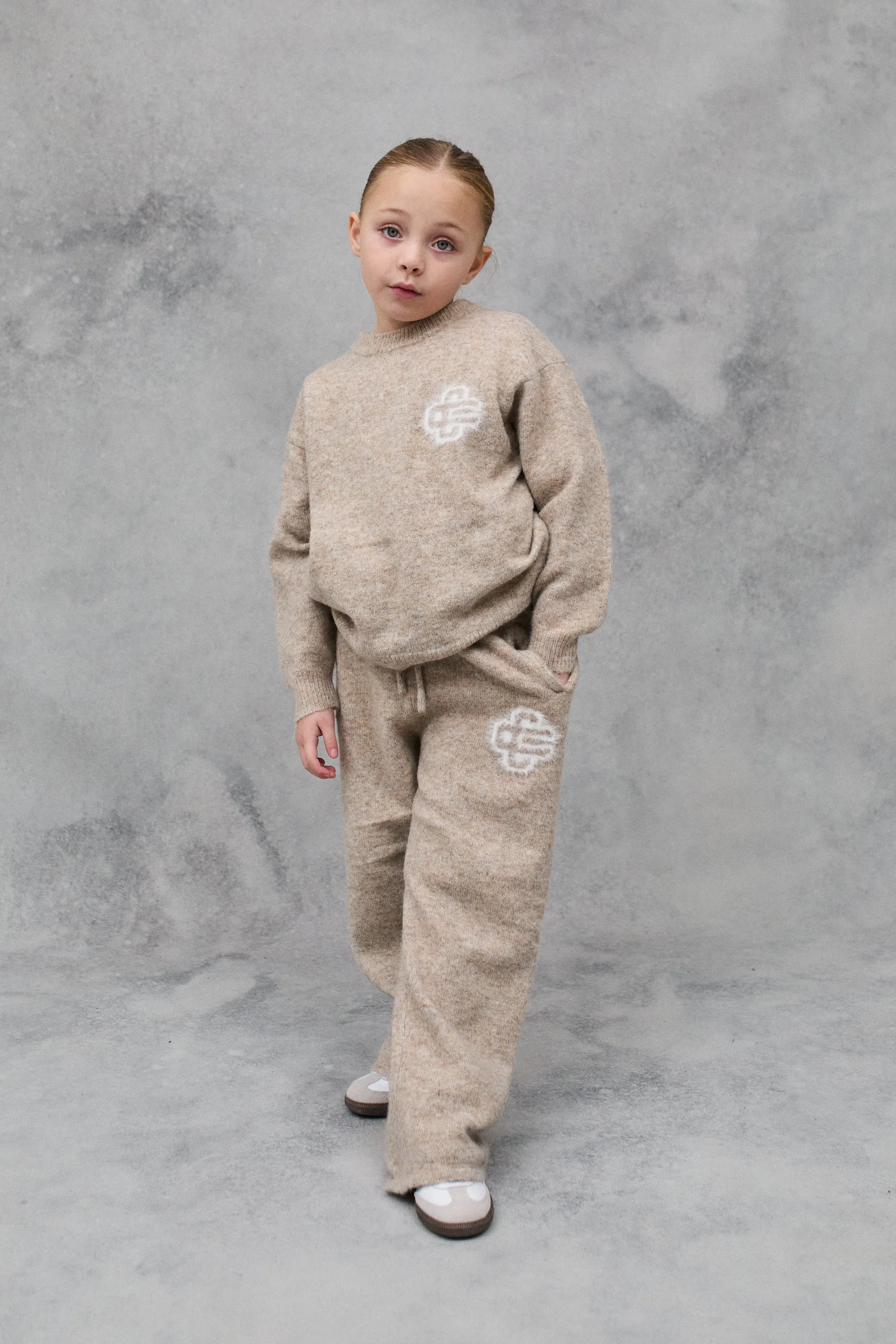 KIDS FLUFFY KNIT EMBLEM JOGGERS - BEIGE