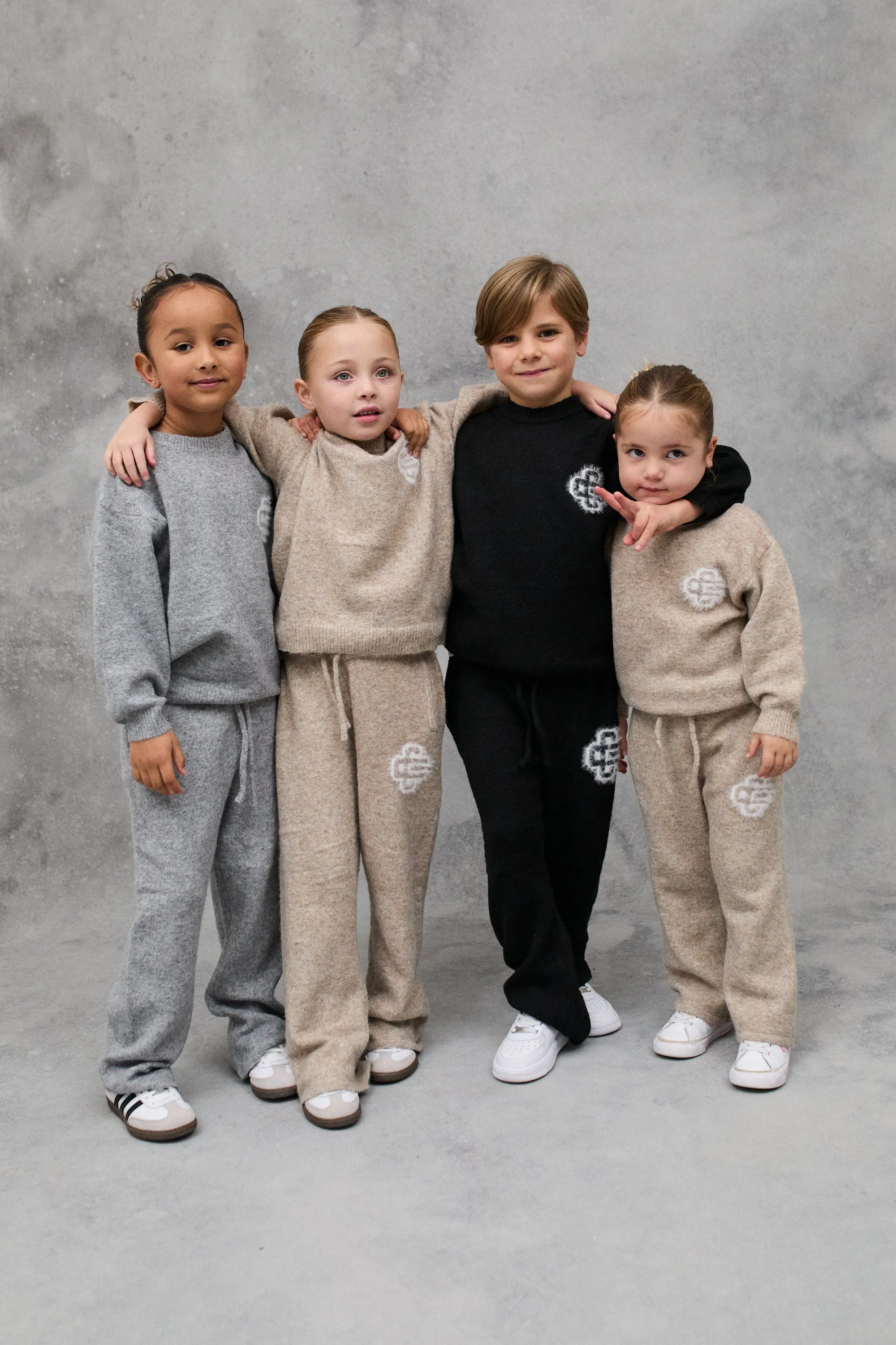 KIDS FLUFFY KNIT EMBLEM JOGGERS - BEIGE